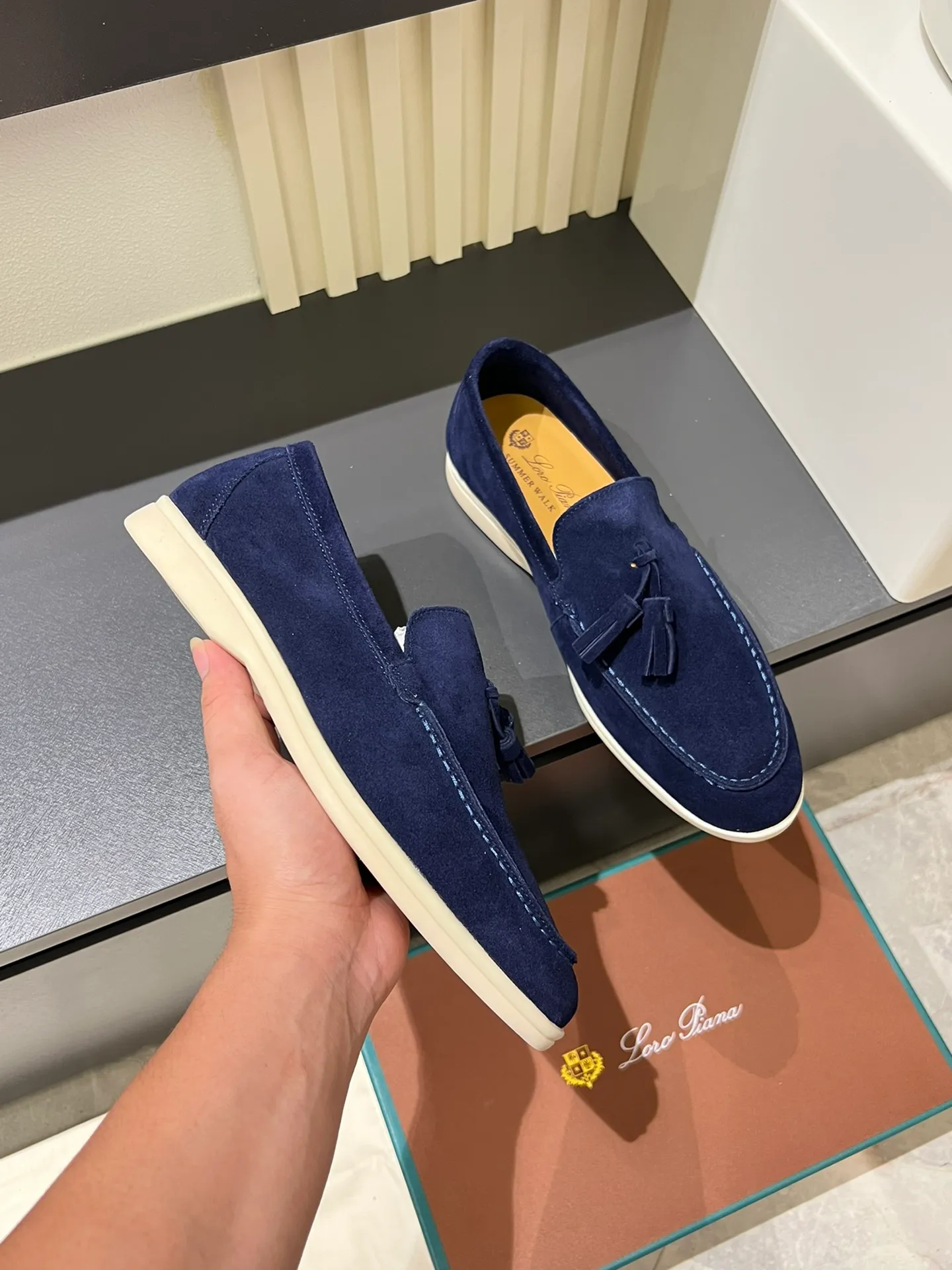 Men's shoes 💰p360 "Loro men's shoes 💰pian'*" Classic L men's shoes for couples 💰p Top version British flat loafers, a must-have item in old money style, the minimalist design is eye-catching and durable, a plus point for dressing The soft foot feel and texture are outstanding. They don’t scratch your feet and are very nice. They are matched with soft and waxy soles. They can be worn daily for a long time without getting tired. They are easy to wear, versatile and classic items, with perfect foot feel and texture! Imported cashmere fabric, the lining is made of imported A-grade water-dyed cow lining, the top version of the genuine leather midsole is sewn with pure handmade mark thread! Size: Female 35-40 (34. Customized) Male 38-44 (45.46. Customized)